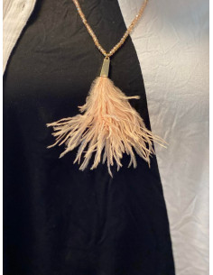 Langt kjede med perler og fjær