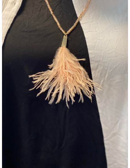 Langt kjede med perler og fjær