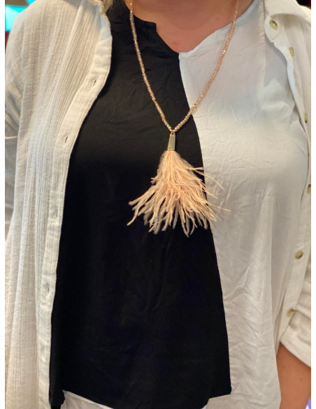 Langt kjede med perler og fjær