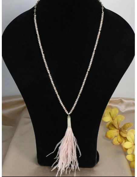 Langt kjede med perler og fjær