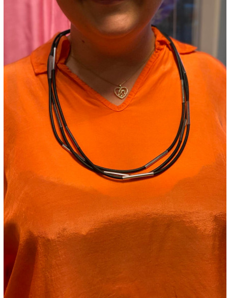 Sort smykke i gummi med sølvdetaljer